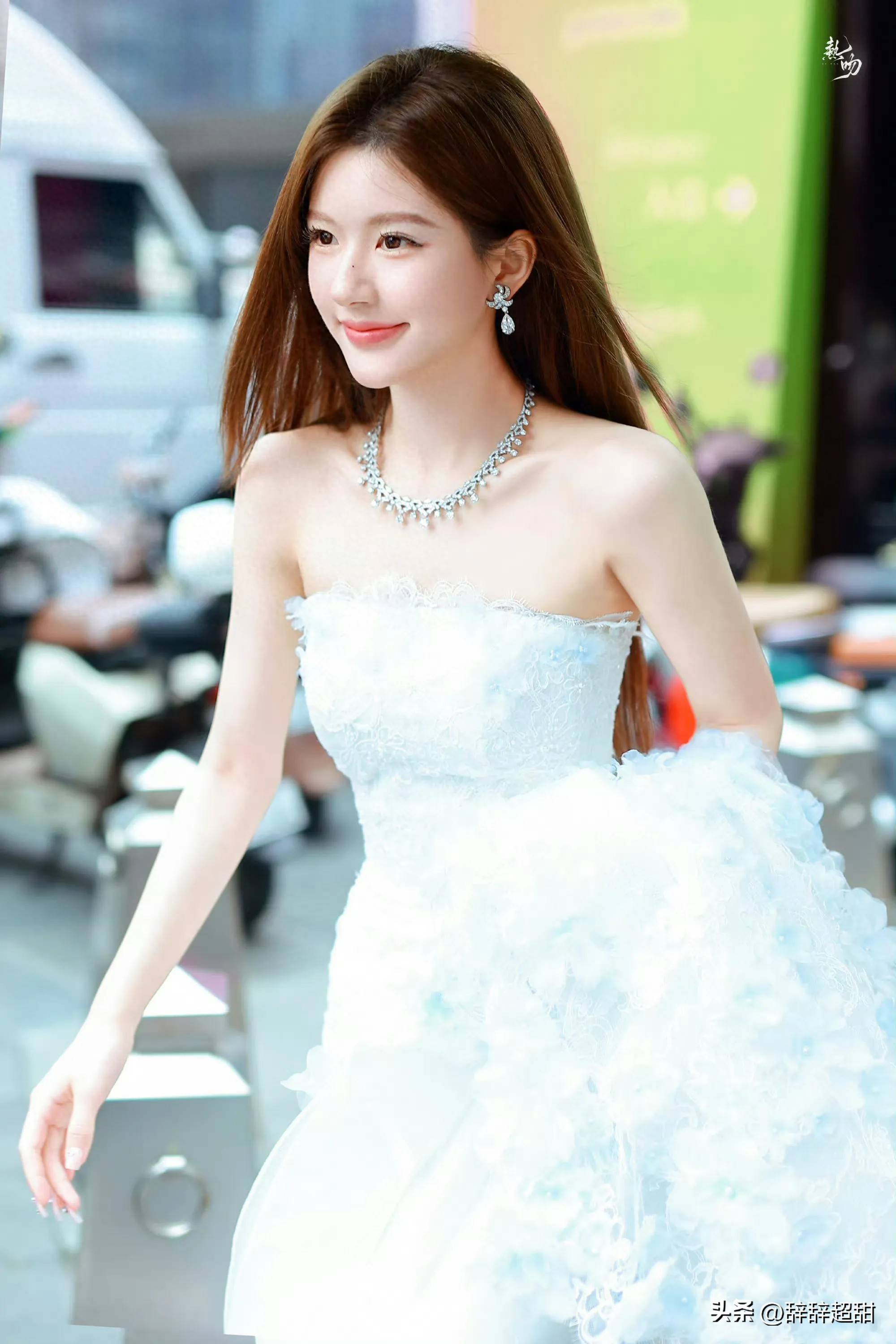 赵露思许我耀眼新路透婚纱上的明艳美丽