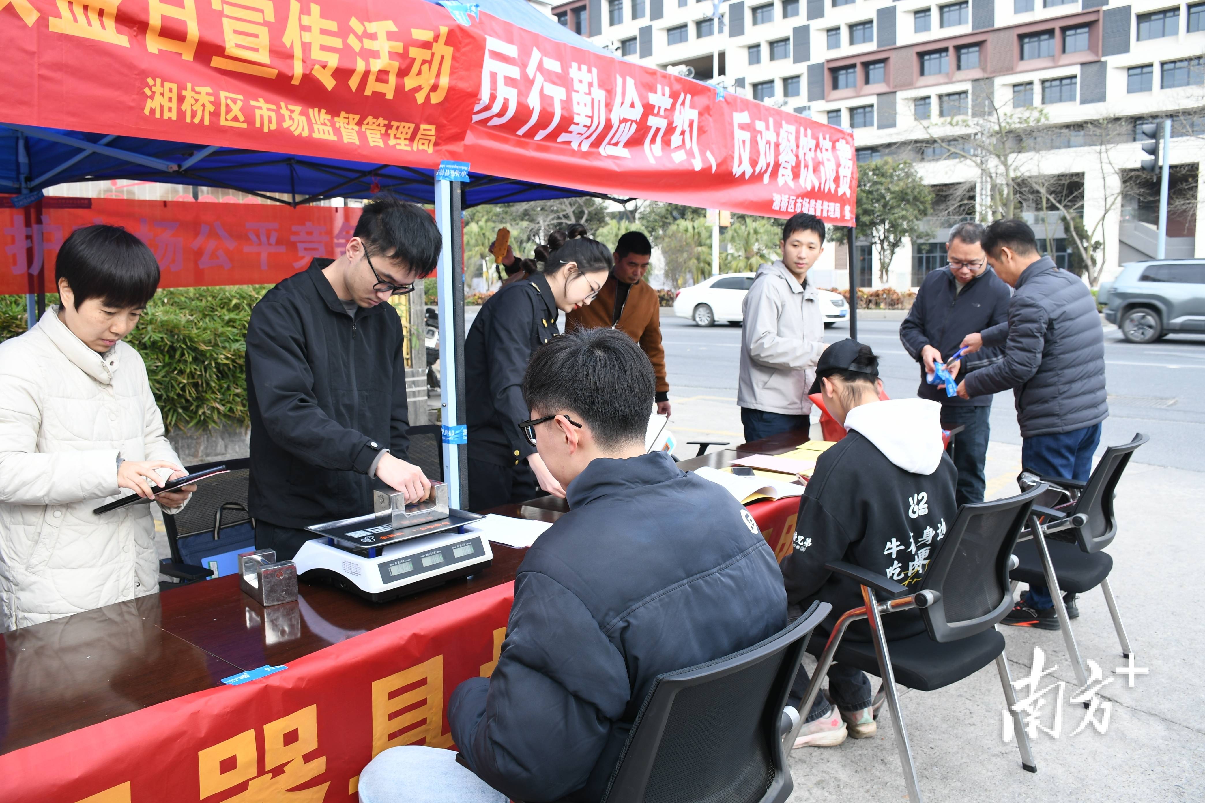 筑牢“食安关”！湘桥上门为牛肉火锅商户“把脉问诊”